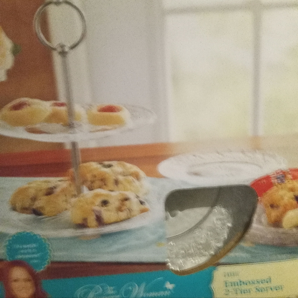 Pioneer Woman two tier cake stand!!! Brand new never used!!!